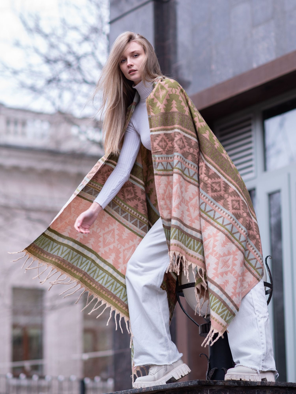 Теплый палантин с орнаментом