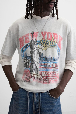 ZARA ФУТБОЛКА ИЗ ТКАНИ С ЭФФЕКТОМ ПОТЕРТОСТИ С ПРИНТОМ, СЕРЫЙ