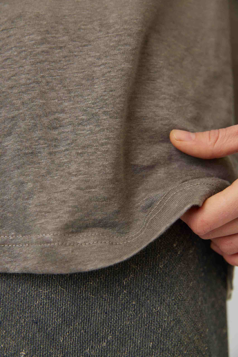 Топ с разрезами из серого льна