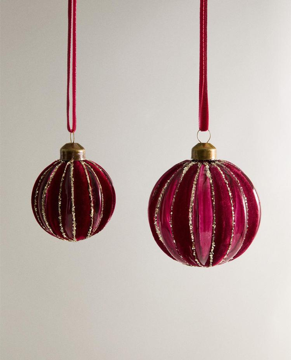 ZARA HOME ЕЛОЧНОЕ УКРАШЕНИЕ В ФОРМЕ ШАРА С ПОЛОСКАМИ ИЗ БАРХАТА, КРАСНЫЙ