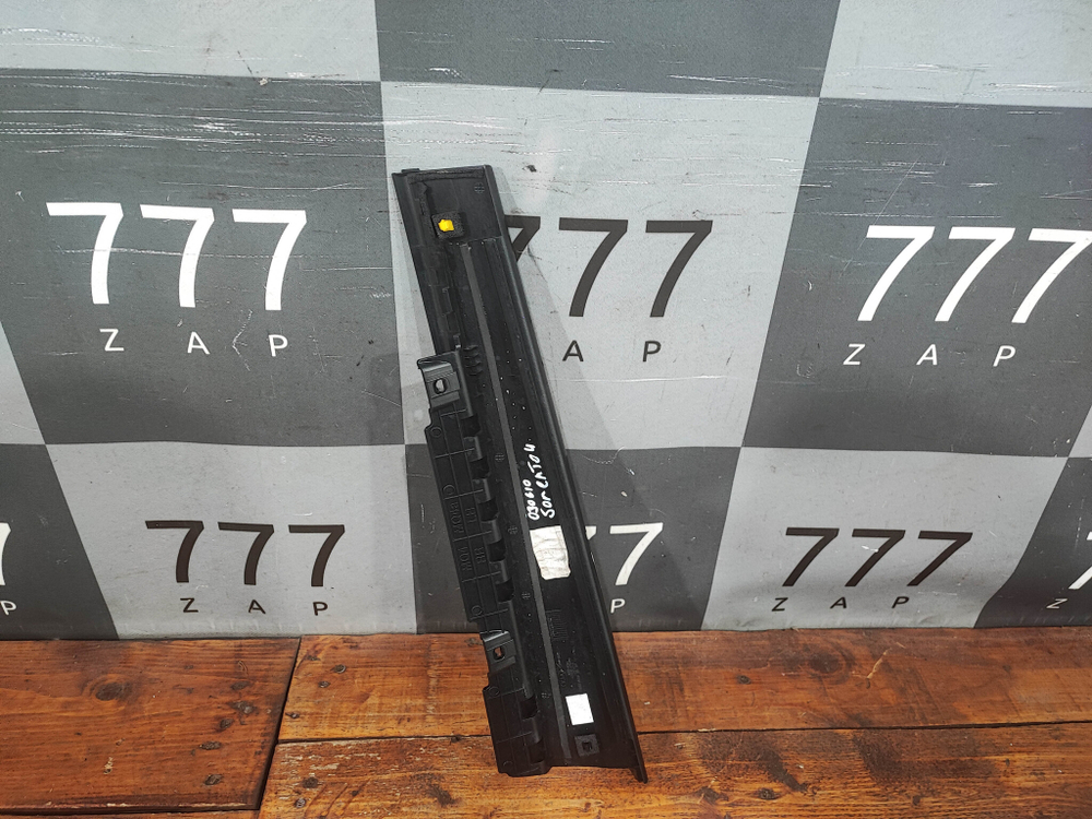 Накладка двери задняя левая Kia Sorento 4 Б/У Оригинал 83250P2000