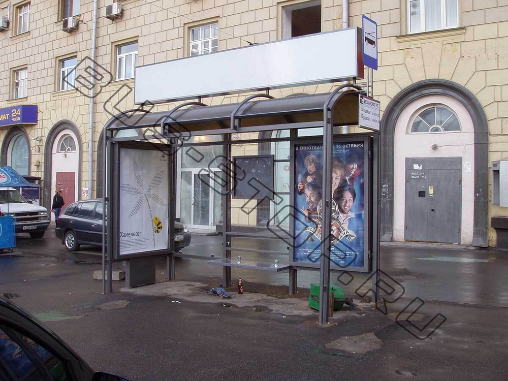 Остановка из каленого стекла с рекламными щитами