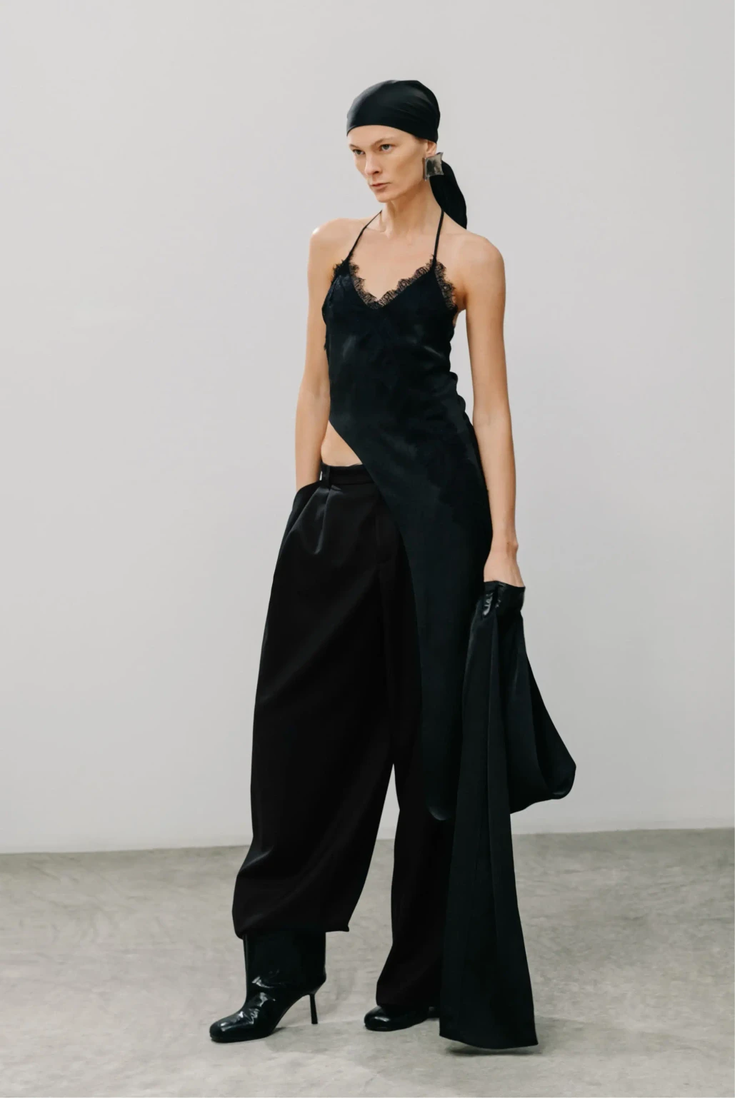 Топ с кружевом черный