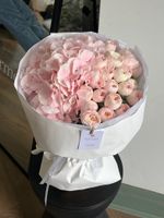Букет сборный из гортензии и кустовых пионовидных роз