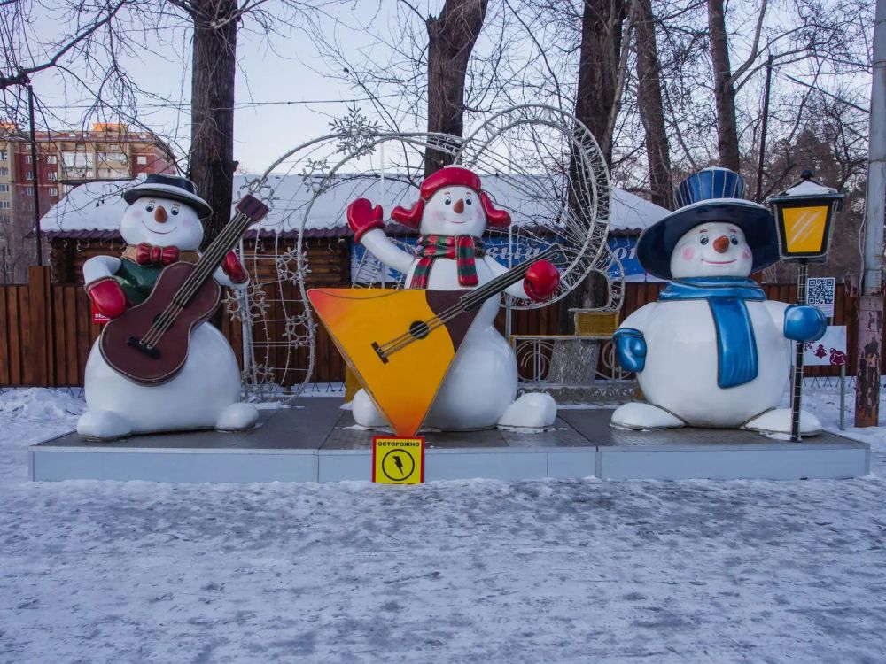 Уличные фигуры "Снеговики музыканты"