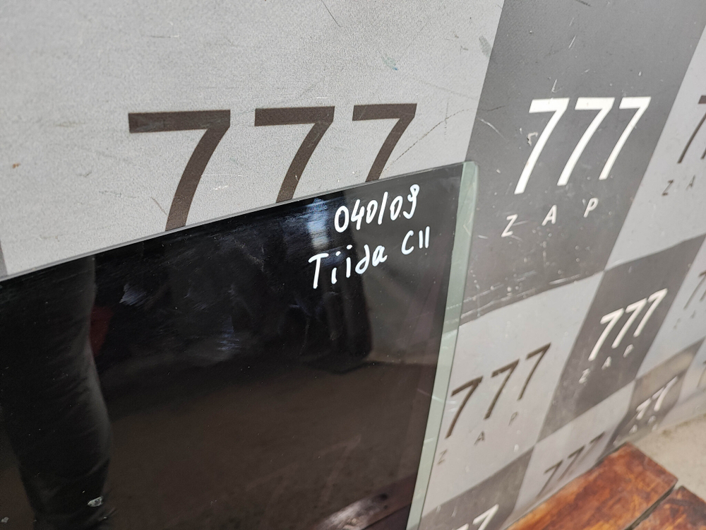 Стекло двери передней левой Nissan Tiida 1 (C11) 04-13 Б/У Оригинал 80301EL000