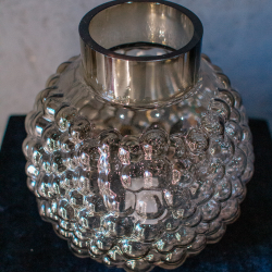 4. Коричневая стеклянная ваза с пузырьками