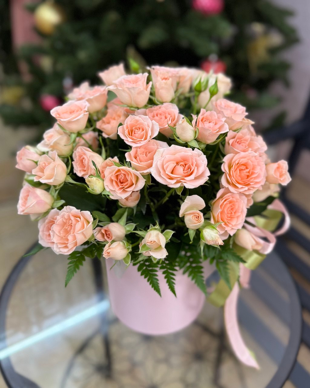 Коробка с кремовыми кустовыми розами сорта "Sweet Sara"