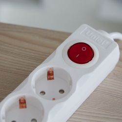 S-GSU5-5 WHITE Cетевой фильтр серии Universal. 5м Пвс 3x0.75. 5 гнезд. с-з. 10А. Защита от перенапряжения. короткого замыкания. TM Uniel.