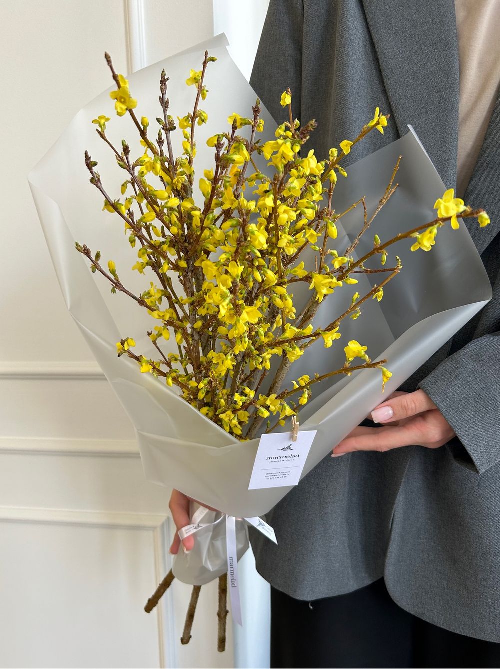 Букет с цветущей форзицией