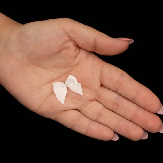 Бантик молочный с бусинкой