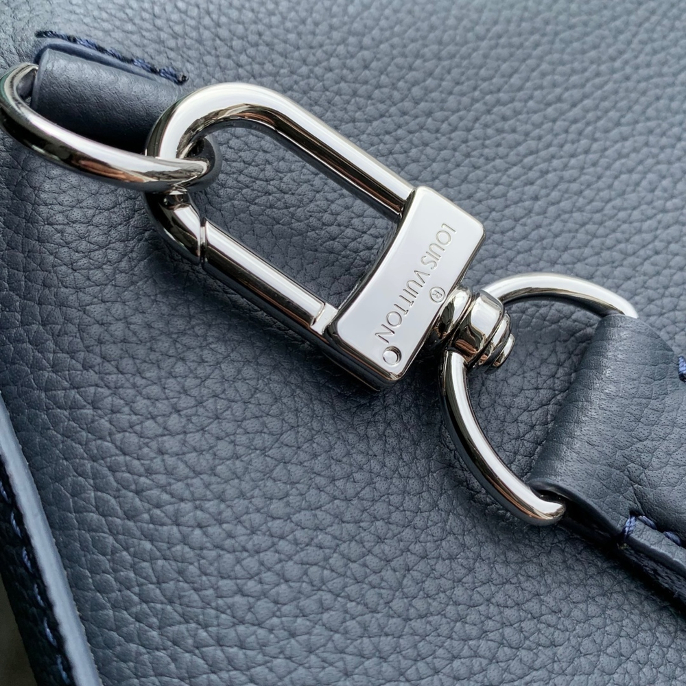 Louis Vuitton Avenue Slingbag PM