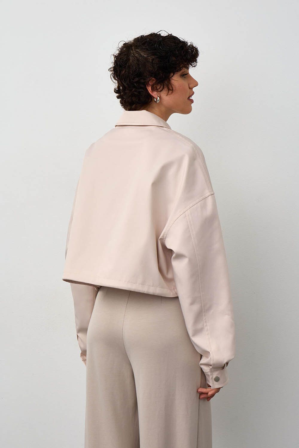 Куртка с воротом укороченная жемчужного цвета