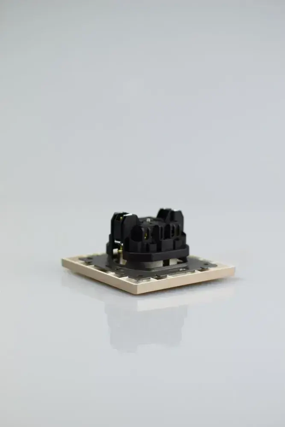 Розетка золото одинарная пластик