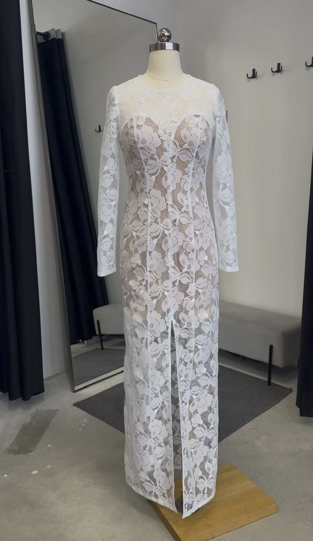 Кружевное платье с эффектом голого тела