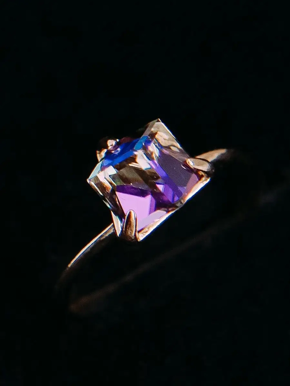 Кольцо Миражи тонкое с фиолетовым кристаллом Swarovski