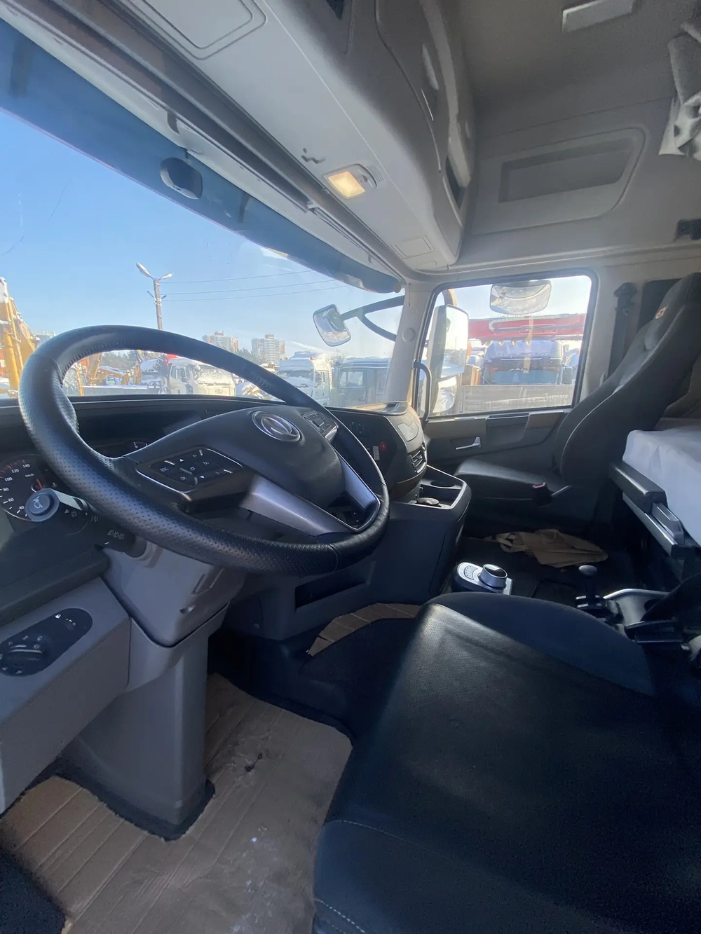 DongFeng DFH 4x2 Седельный тягач DFH4180C2 (Дизельный, 13,5 л, 528 л.с., АТ)