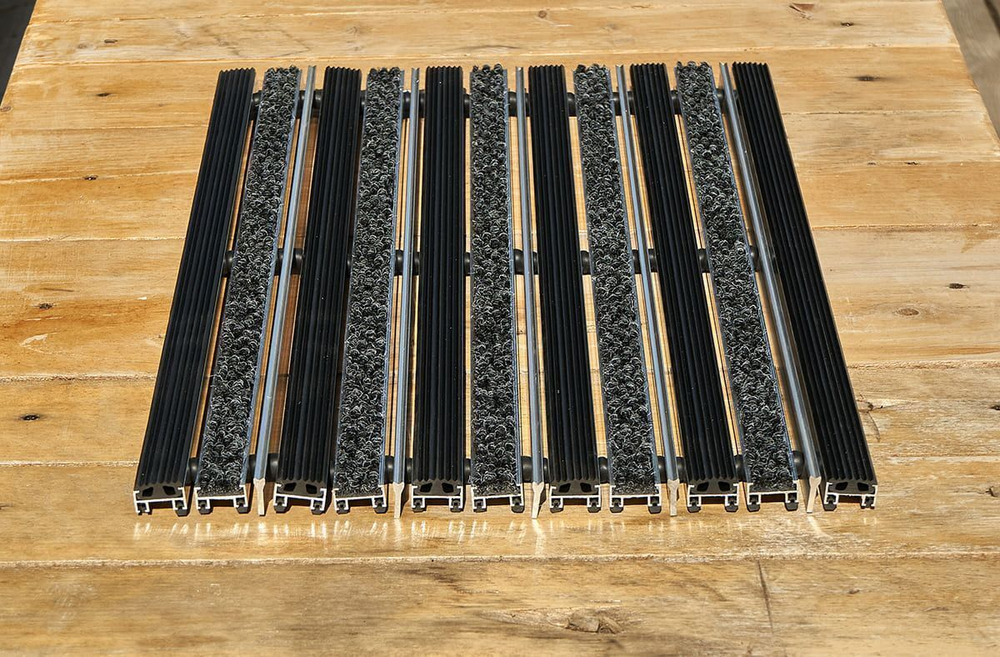 Придверная решетка Gidrolica Step – резина + текстиль + скребок, 390×590 мм