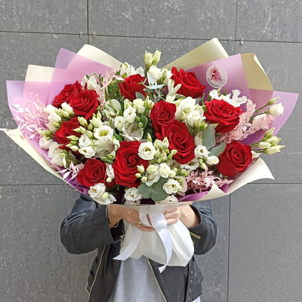 Сборный букет с красными розами, эустомой и эвкалиптом "Красота в сердце"