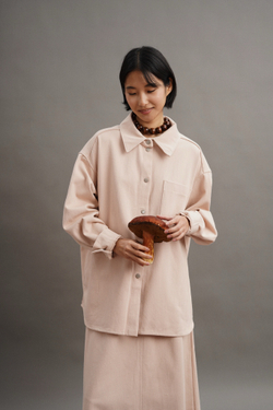 Рубашка оверсайз с карманами из плотного хлопка пудрового цвета