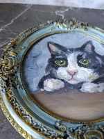 Картина в круглой рамке