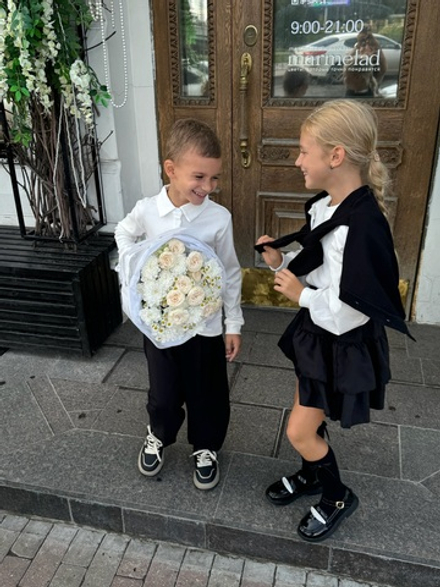 Сборный букет из хризантемы, кустовых пионовидных роз и ромашки