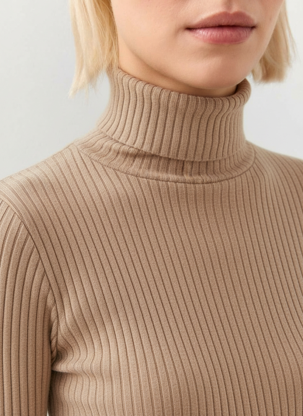 Карамельная водолазка в рубчик