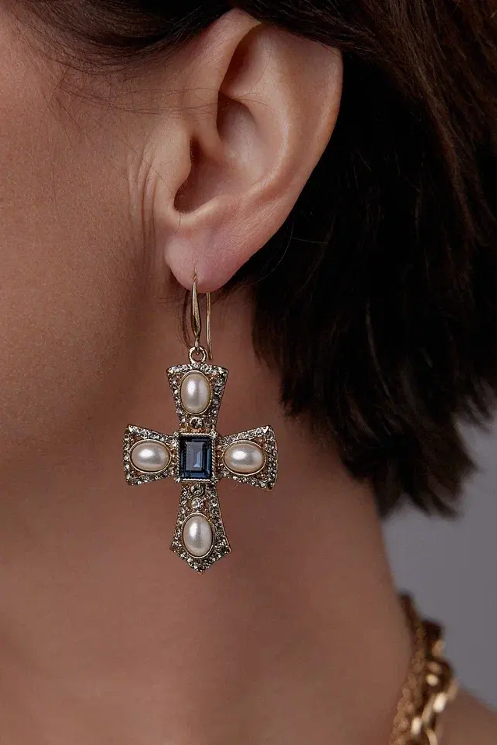 Серьги кресты с кристаллом Лондон блу и жемчугом, оттенок золото