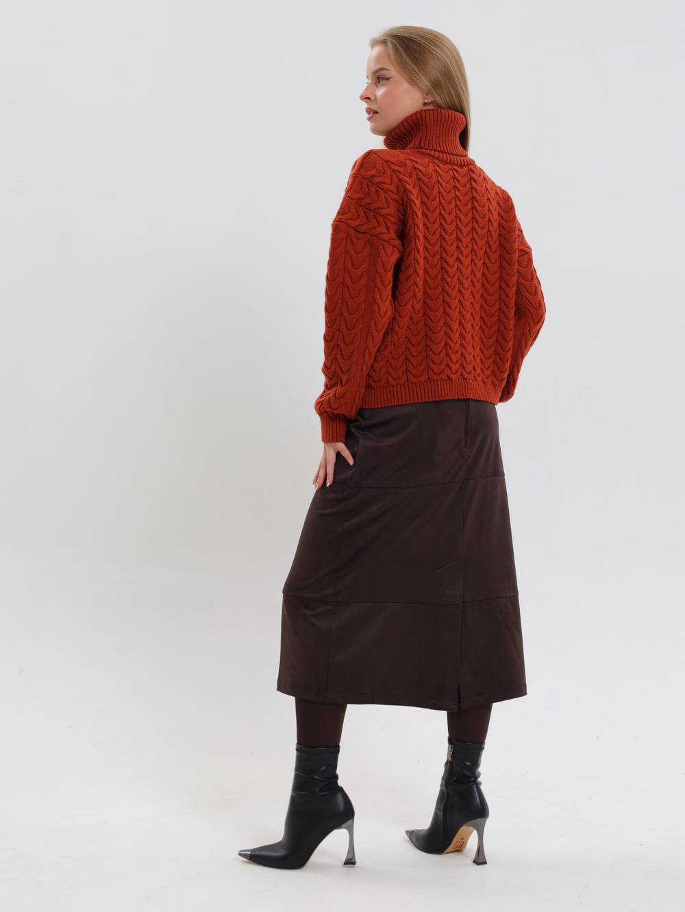 Вязаный свитер с высоким горлом