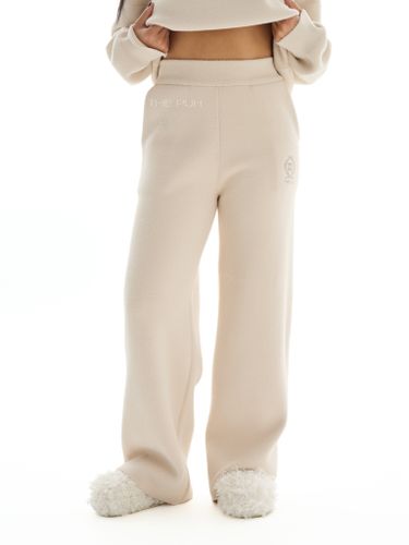 Молочный костюм с вышивкой и воротом-поло