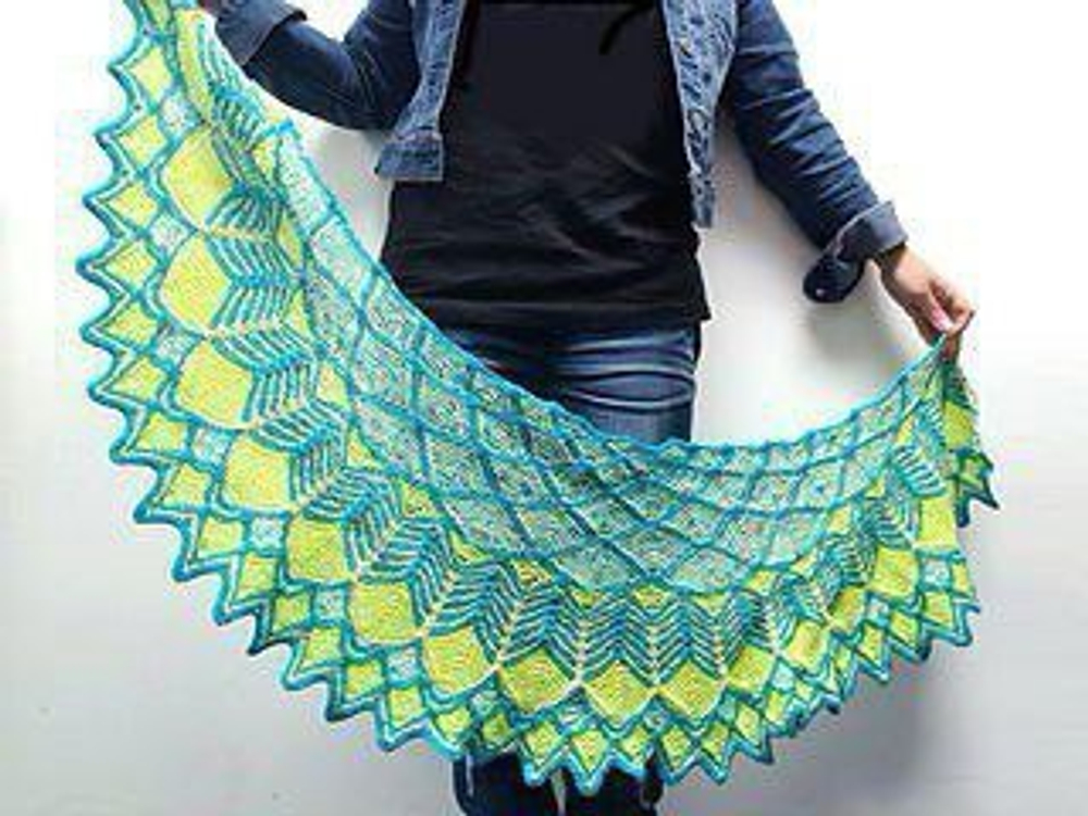 Описание по вязанию шали спицами "Feathers"