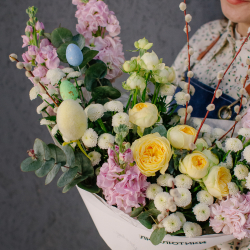 170. Нежный весенний букет с маттиолой и вербой