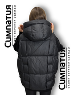 Стильная жилетка черного цвета с высоким воротником