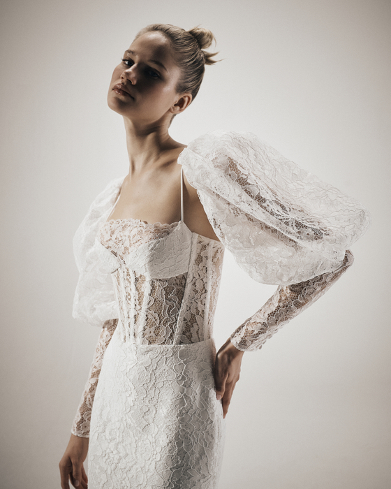 Платье макси корсетное из кружева с объёмными рукавами и шлейфом