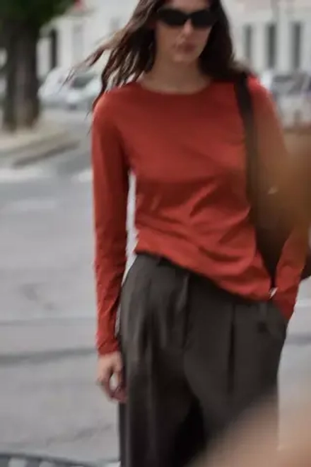 ZARA ФУТБОЛКА ИЗ ХЛОПКА С ЭФФЕКТОМ ПОТЕРТОСТИ, ЦВЕТ БУРГУНДСКОГО ВИНА