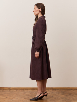 Платье с воротником стойкой