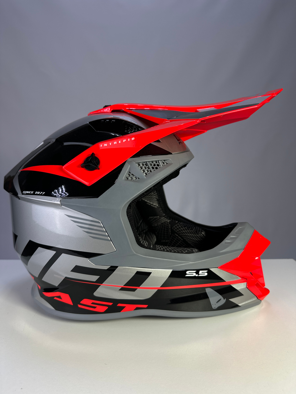 Мотошлем UFO HELMET INTREPID 2024 Grey/Red