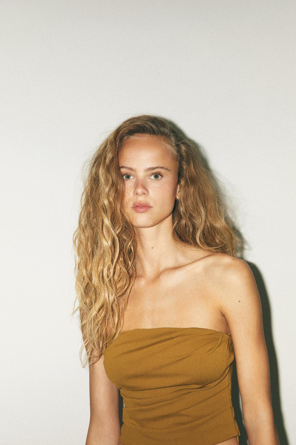 ZARA КРОП-ТОП С ОТКРЫТЫМИ ПЛЕЧАМИ, ОЛИВКОВЫЙ