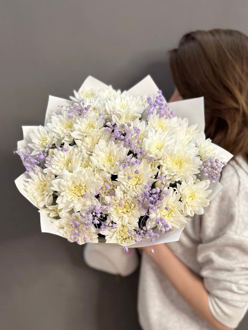 Букет из 5 хризантем сорта "Балтика белая" и сиреневой гипсофилой