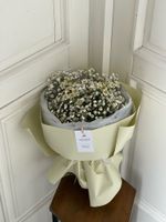 Авторский букет из ромашек и гипсофилы