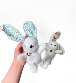 Мягкий брелок "Заяц с цветочными ушками" 17 см оптом