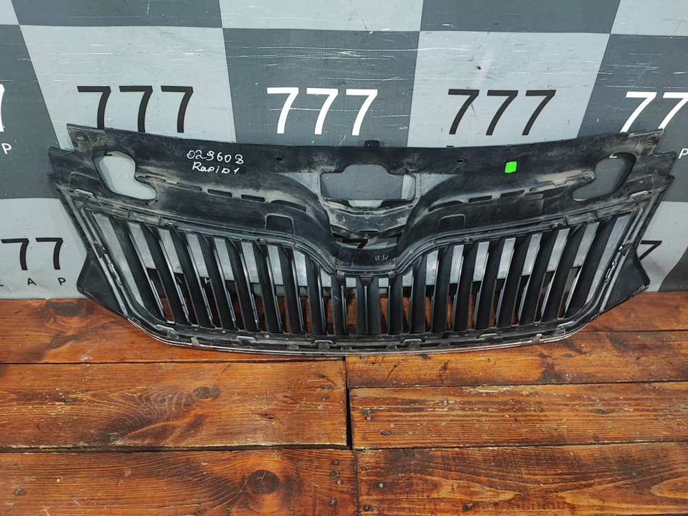 Решетка радиатора Skoda Rapid 1 12-20 Б/У Оригинал 5JA853668