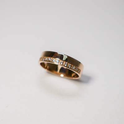 Кольцо с дорожкой из фианитов