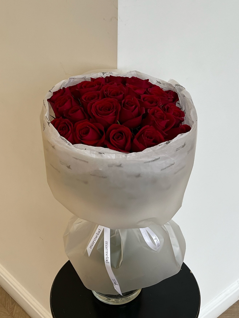 Букет 25 красных роз в оформлении
