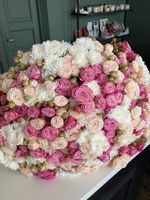 Гранд букет из яркой кустовой пионовидной розы и хризантемы