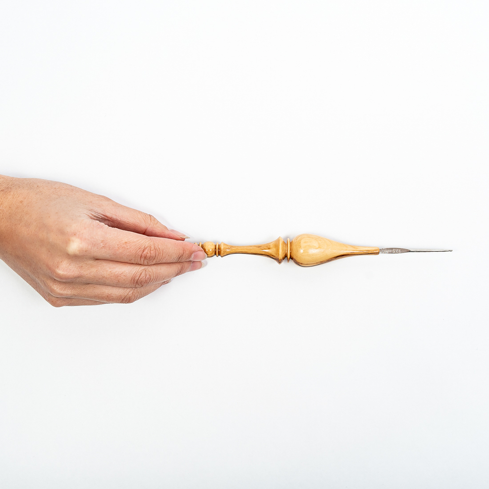 Железный крючок для вязания с деревянной ручкой из рябиной размером 1.0 мм. K131