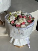 Букет из кустовой пионовидной розы, одноголовых роз, лизиантуса и хризантемы