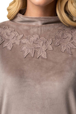 Костюм с декором на груди и замочком на спинке (Размер: XL) (Цвет: бежевый)