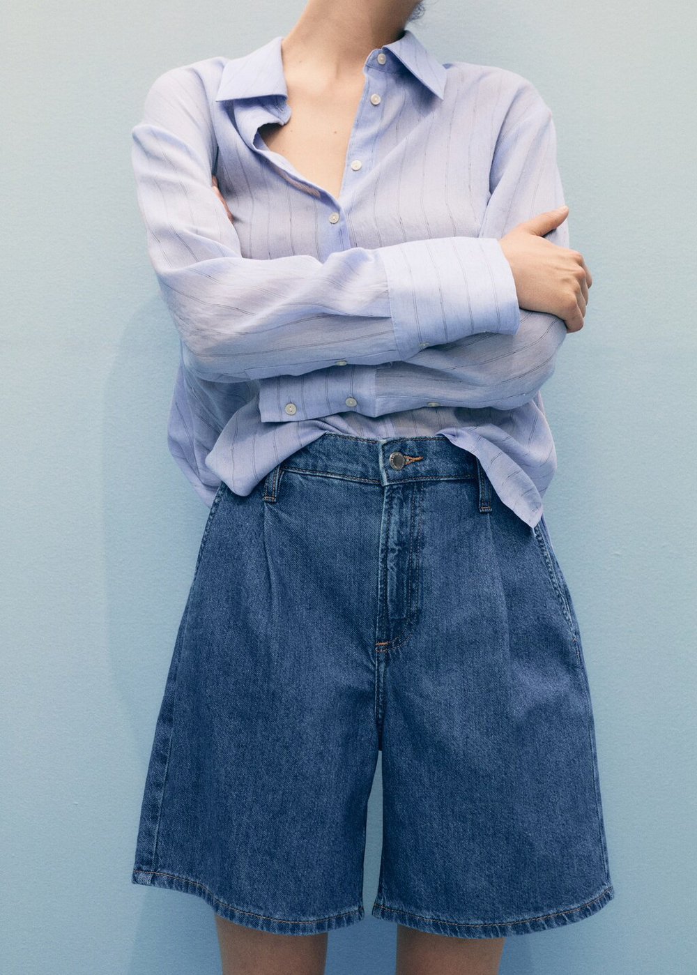 Джинсовые бермуды со средней посадкой и защипами