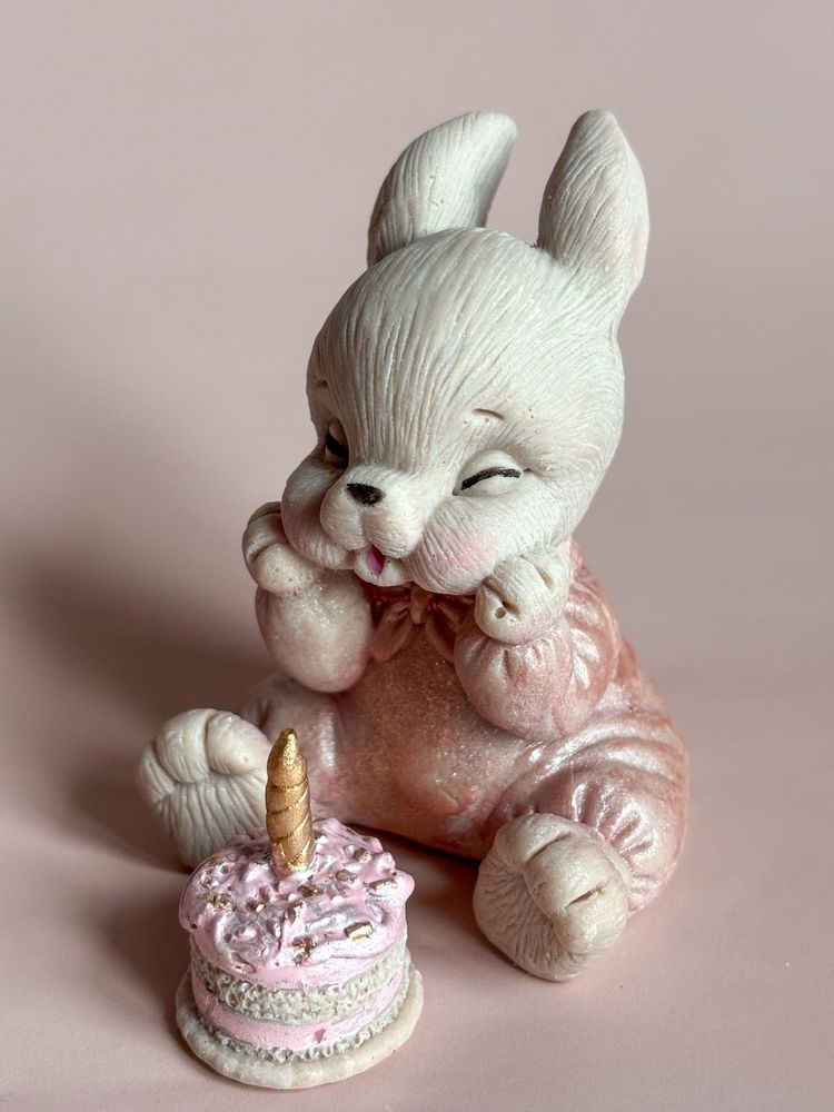 Фигурка из шоколадной глазури &quot;Зайка с тортом &quot;